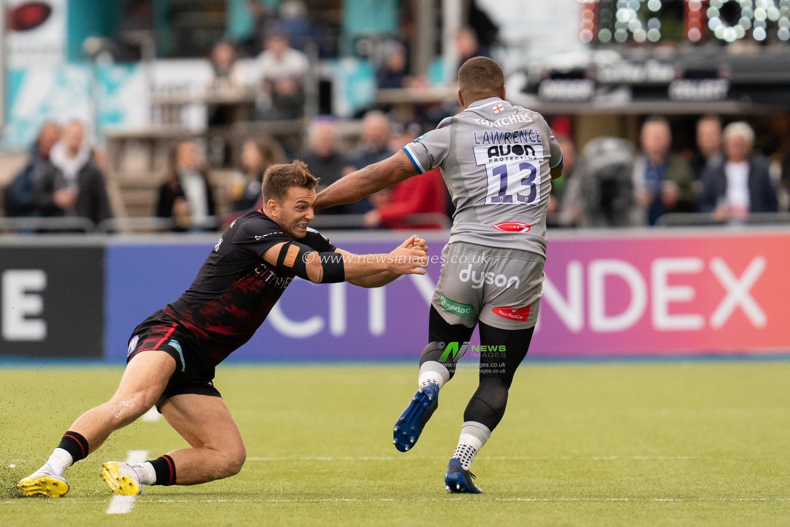 Alex Lewington #11 of Saracens battles with  Ollie Lawrence #13 of Bath Rugby during the Gallagher Premiership match Saracens vs Bath Rugby at StoneX Stadium, London, United Kingdom, 15th October 2022

(Photo by Richard Washbrooke/News Images)