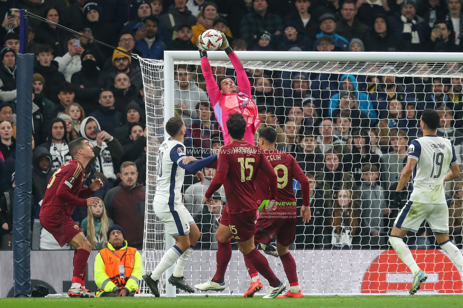 Mile Svilar of Roma jumps up to win the high ball during the UEFA Europa League - League Stage match Tottenham Hotspur vs A.S. Roma at Tottenham Hotspur Stadium, London, United Kingdom, 28th November 2024

(Photo by Gareth Evans/News Images)