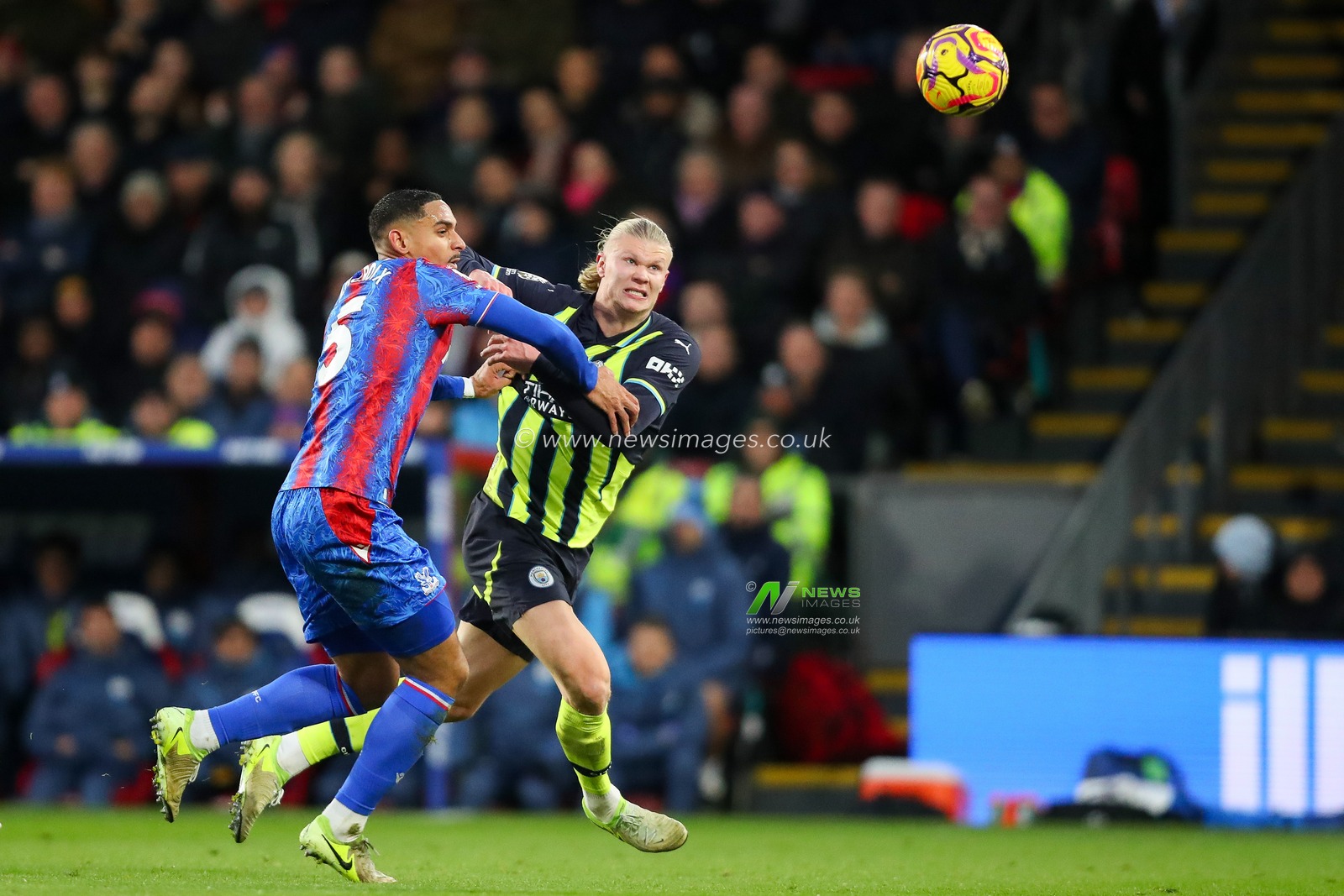 Maxence Lacroix of Crystal Palace battles for the ball with Erling Haaland of Manchester City during the Premier League match Crystal Palace vs Manchester City at Selhurst Park, London, United Kingdom, 7th December 2024

(Photo by Izzy Poles/News Images)