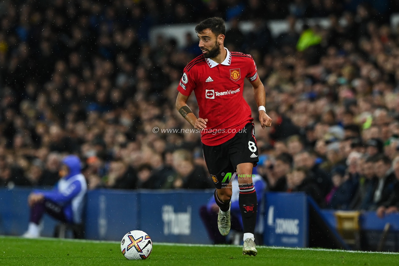 Bruno Fernandes #8 of Manchester United makes a break with the ball during the Premier League match Everton vs Manchester United at Goodison Park, Liverpool, United Kingdom, 9th October 2022

(Photo by Craig Thomas/News Images)