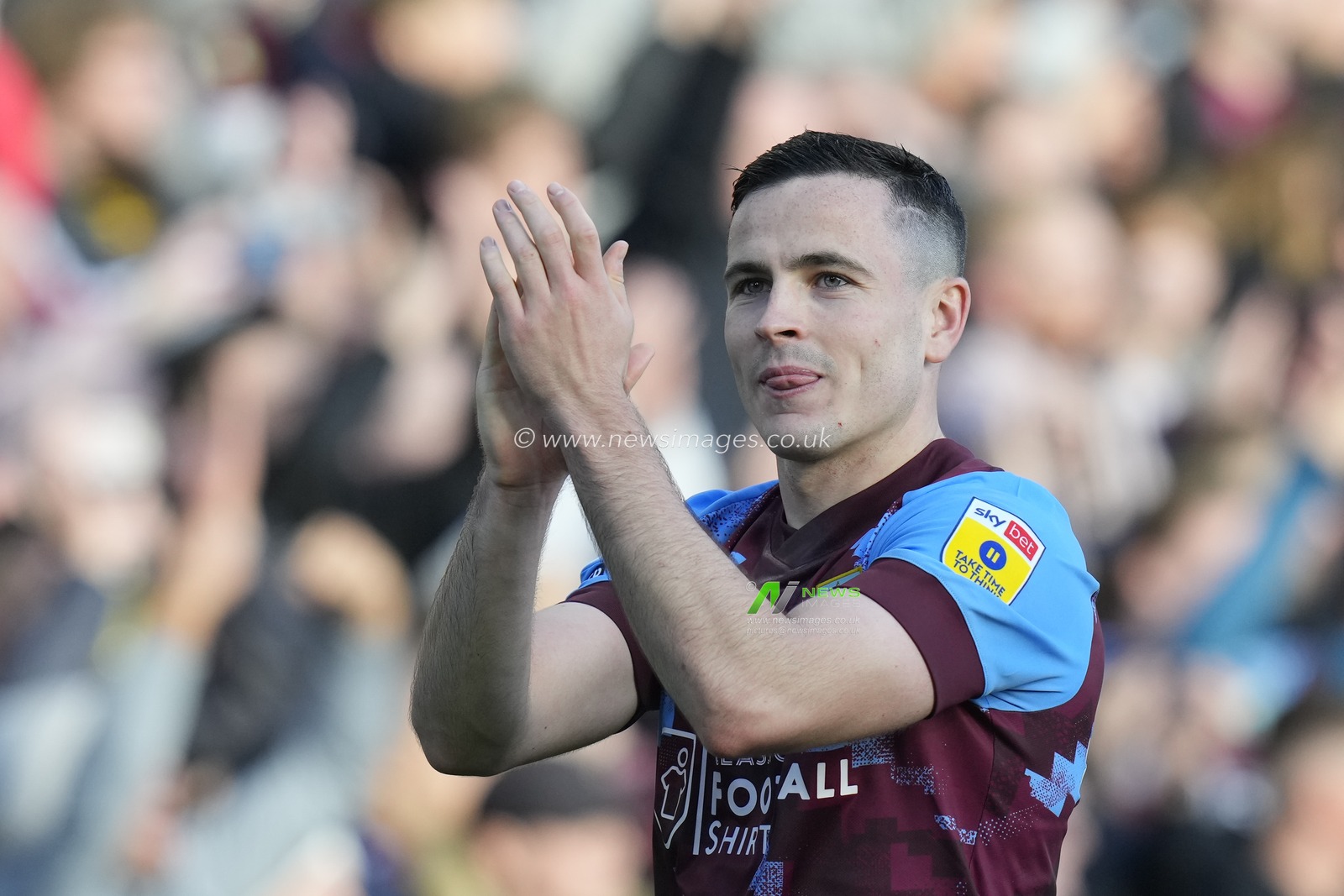 Josh Cullen #24 of Burnley salutes the fans after their 3-0 victory the Sky Bet Championship match Burnley vs Blackburn Rovers at Turf Moor, Burnley, United Kingdom, 13th November 2022

(Photo by Steve Flynn/News Images)