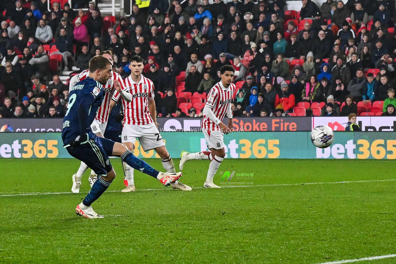 Patrick Bamford #9 of Leeds United misses a penalty during the Sky Bet Championship match Stoke City vs Leeds United at Bet365 Stadium, Stoke-on-Trent, United Kingdom, 25th October 2023

(Photo by Craig Thomas/News Images)