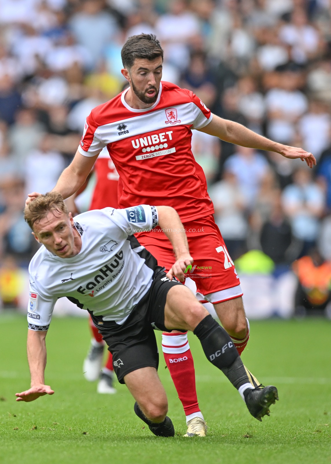Ben OSBORN of Derby County FC attacking with the ball with Finn Azaz of Middlesbrough during the Sky Bet Championship match Derby County vs Middlesbrough at Pride Park Stadium, Derby, United Kingdom, 17th August 2024

(Photo by Mark Dunn/News Images)