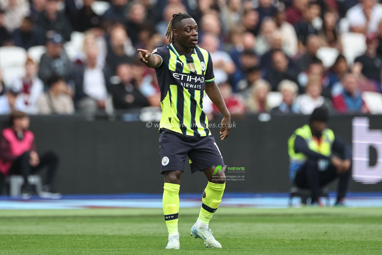 JÃ©rÃ©my Doku of Manchester City gives his team instructions during the Premier League match West Ham United vs Manchester City at London Stadium, London, United Kingdom, 31st August 2024

(Photo by Mark Cosgrove/News Images)