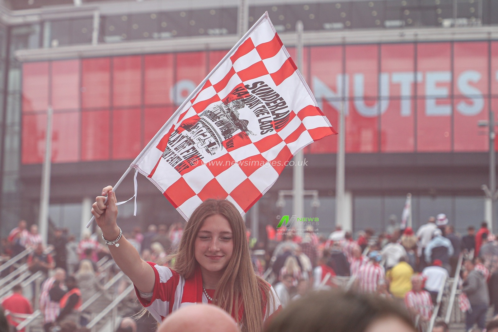 Young Sunderland fan holds up flag ahead of the Sky Bet Championship Playoff Final match Sheffield United vs Sunderland at Wembley Stadium, London, United Kingdom, 24th May 2025

(Photo by Izzy Poles/News Images)