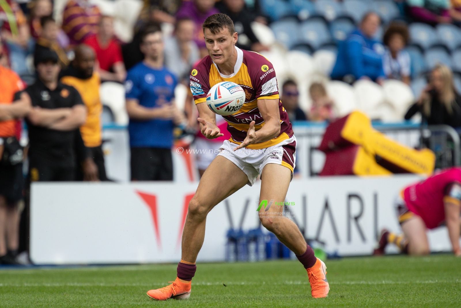 Innes Senior #25 of Huddersfield Giants catches the ball during the Betfred Super League match Huddersfield Giants vs Salford Red Devils at John Smith's Stadium, Huddersfield, United Kingdom, 10th September 2022

(Photo by James Heaton/News Images)