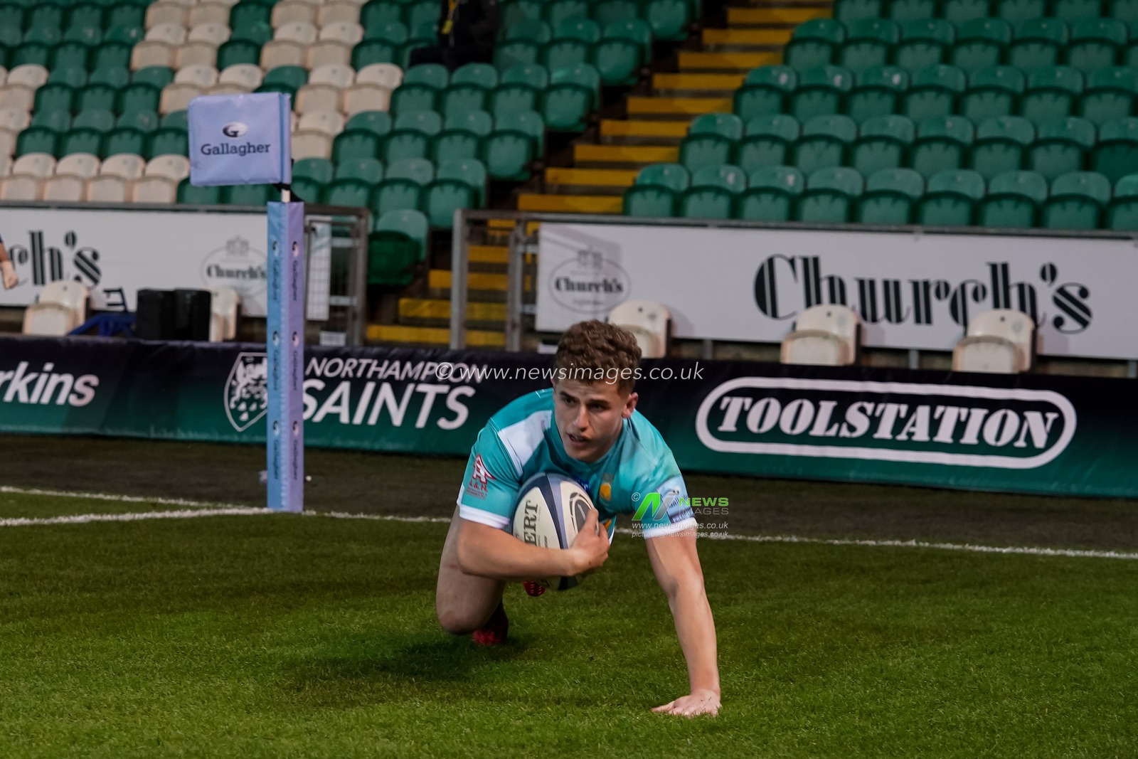 Billy Searle #10 of Worcester Warriors score their opening try for Worcester