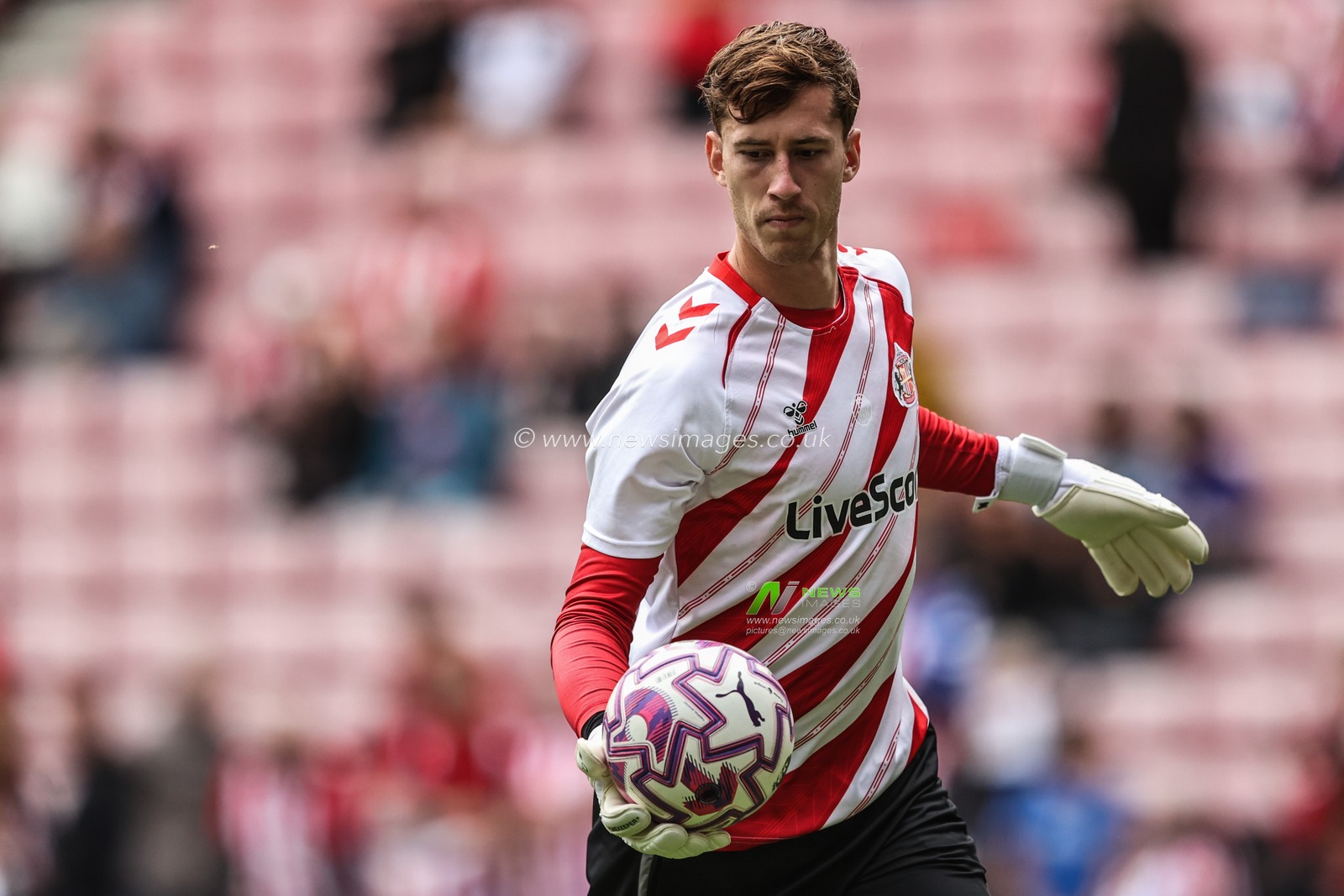 Robin Roefs of Sunderland in the pregame warmup session during the Premier League match Sunderland vs Brentford at Stadium Of Light, Sunderland, United Kingdom, 30th August 2025

(Photo by Alfie Cosgrove/News Images)