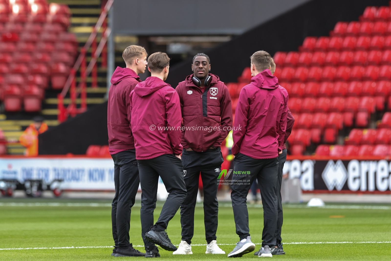 West Ham players arrive during the Premier League match Sheffield United vs West Ham United at Bramall Lane, Sheffield, United Kingdom, 21st January 2024

(Photo by Mark Cosgrove/News Images)
