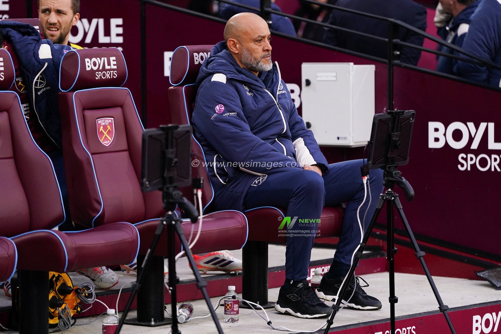 Nuno Espirito Santo manager of West Ham United ahead of kick off during the Premier League match West Ham United vs Fulham at London Stadium, London, United Kingdom, 27th December 2025

(Photo by Harvey Murphy/News Images)

*** GER AUT SUI OUT ***