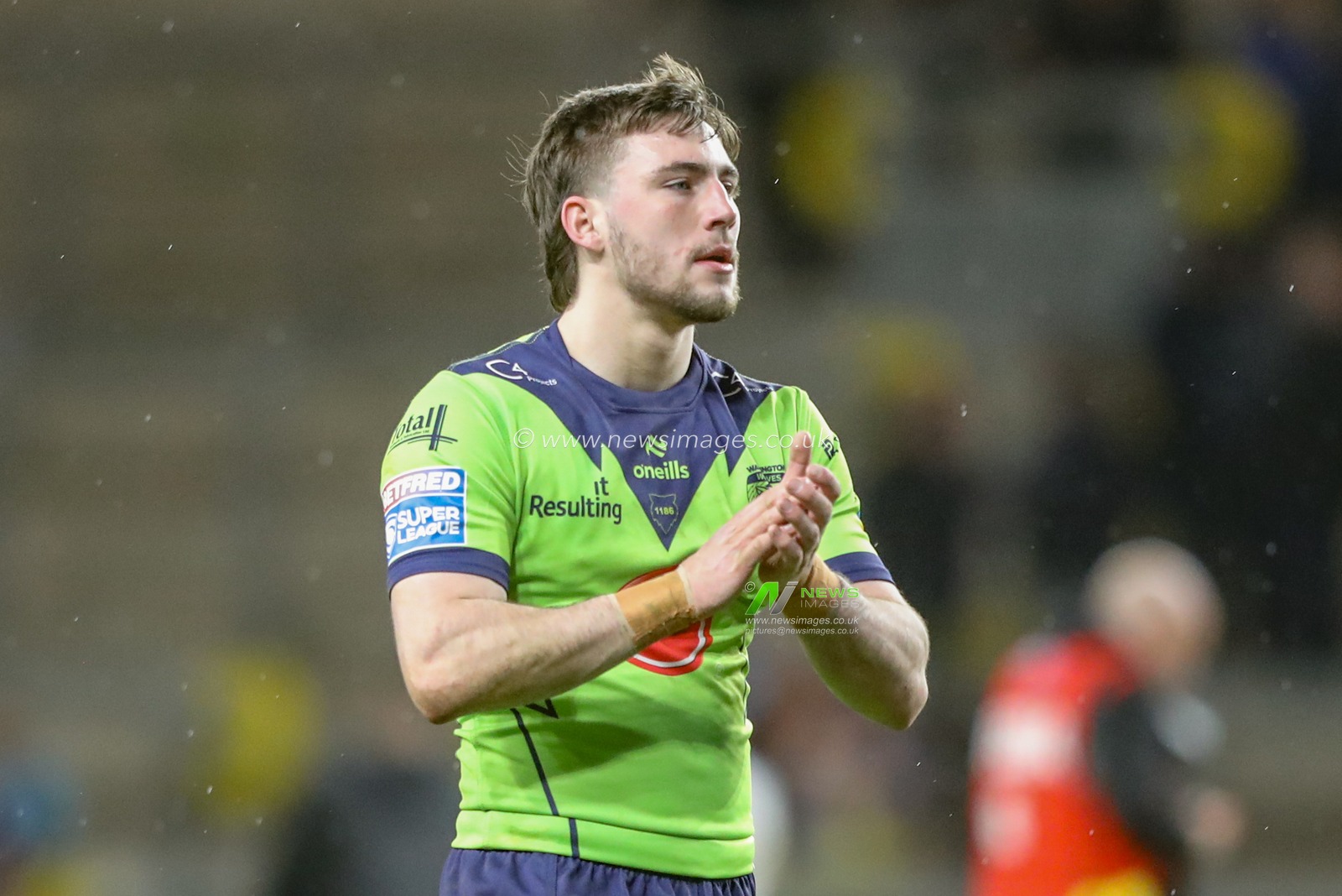Warrington players applaud the travelling fans after the game during the Betfred Super League Round 7 match Leeds Rhinos vs Warrington Wolves at Headingley Stadium, Leeds, United Kingdom, 5th April 2024

(Photo by Alfie Cosgrove/News Images)