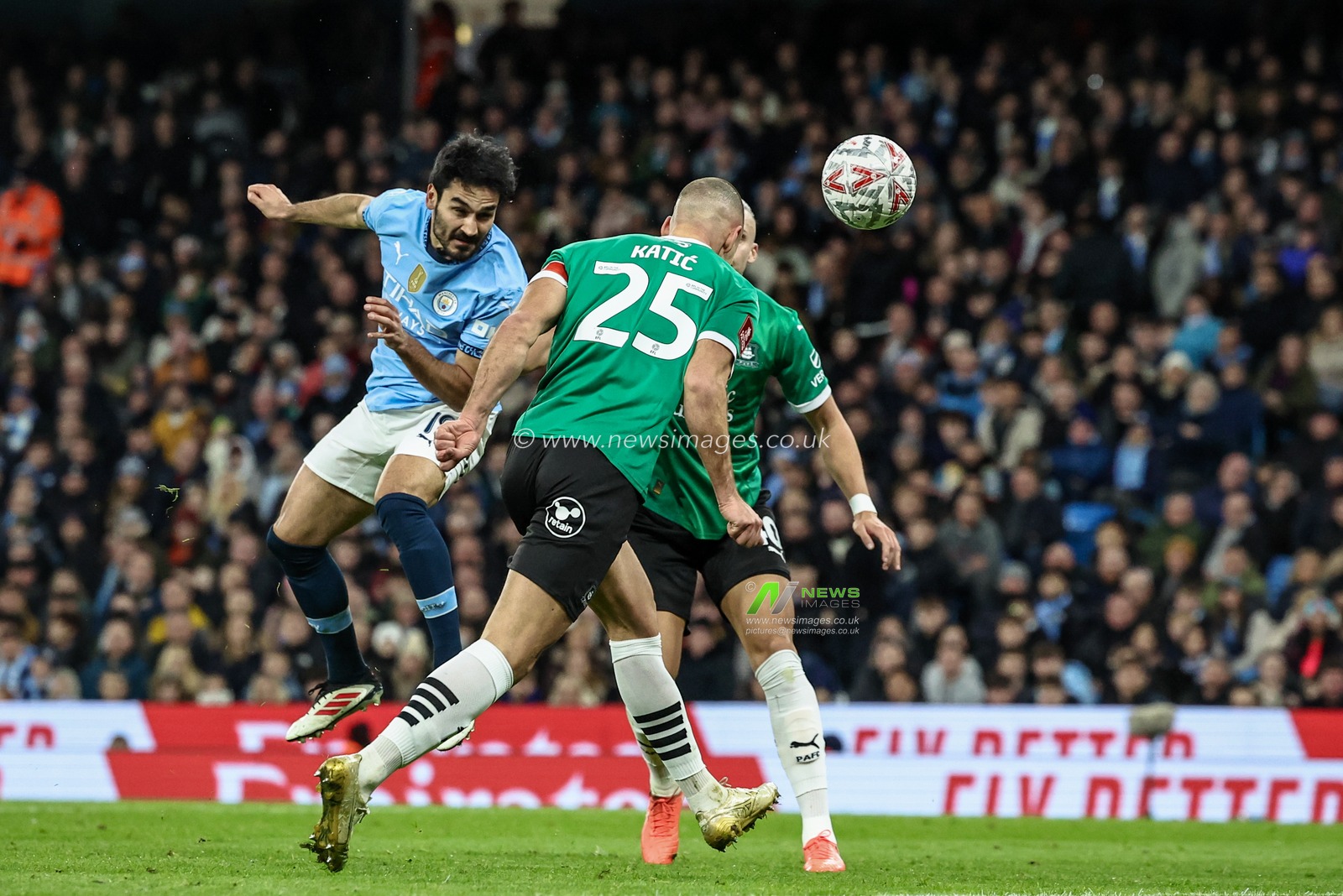 Ä°lkay GÃ¼ndoÄŸan of Manchester City heads on goal during the Emirates FA Cup 5th Round match Manchester City vs Plymouth Argyle at Etihad Stadium, Manchester, United Kingdom, 1st March 2025

(Photo by Mark Cosgrove/News Images)