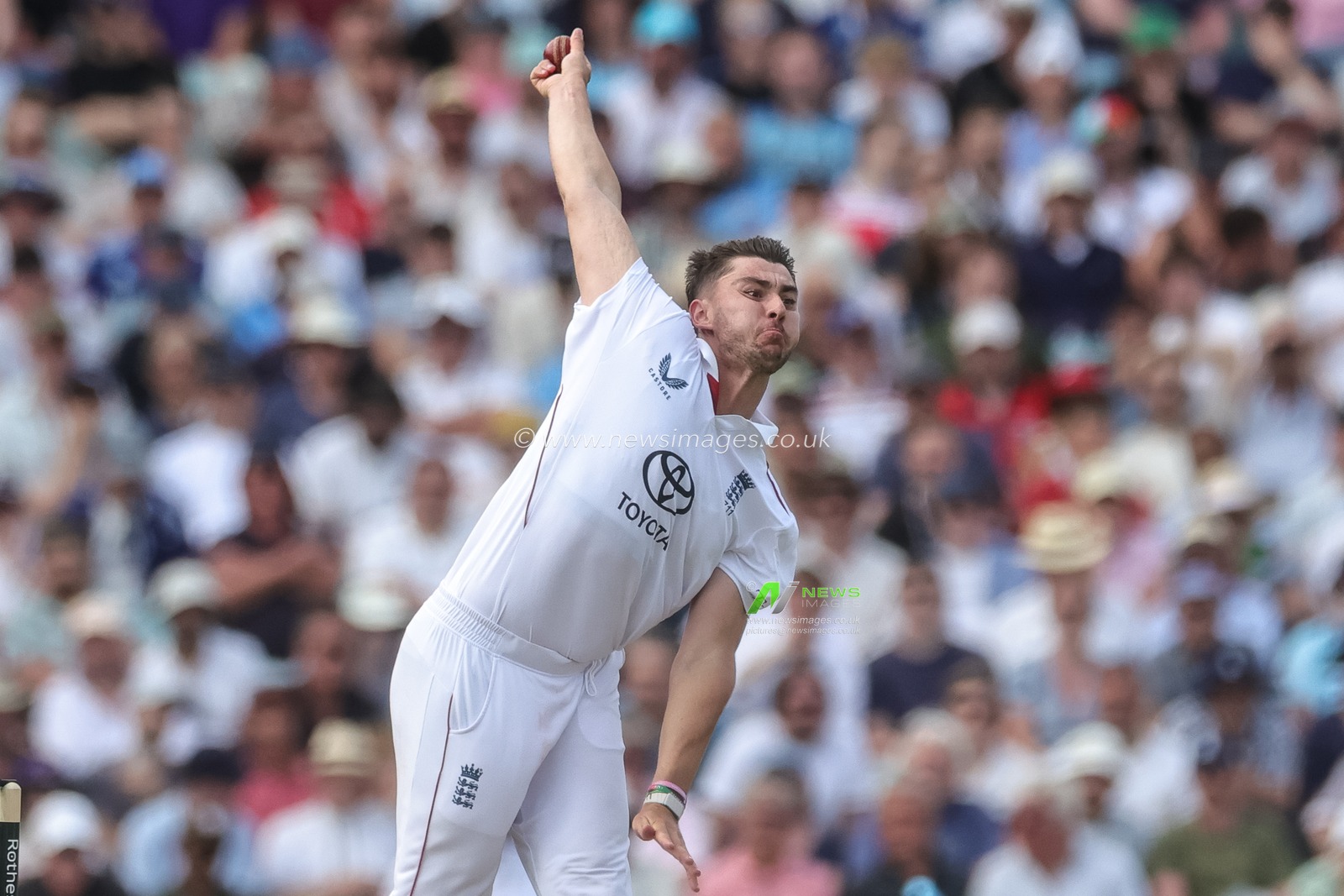 Josh Tongue of England delivers the ball during the 2nd Rothesay Test Match Day 1 match England vs New Zealand at The Kia Oval, London, United Kingdom on 17 June 2026

(Photo by Mark Cosgrove/News Images)