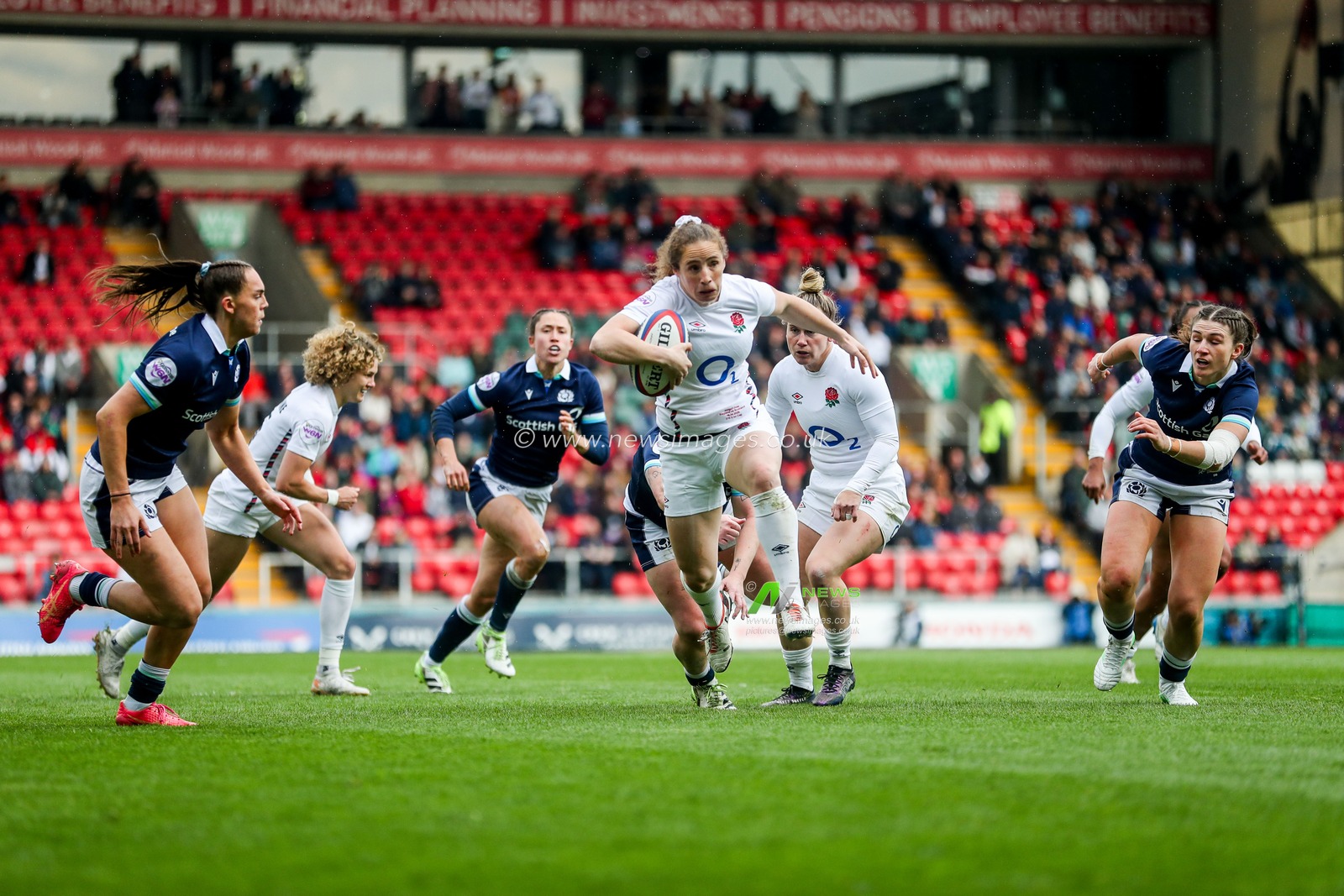 Abby Dow of England Women breaks with the ball during the 2025 Guinness Womenâ€™s 6 Nations match England vs Scotland at Mattioli Woods Welford Road Stadium, Leicester, United Kingdom, 19th April 2025

(Photo by Izzy Poles/News Images)