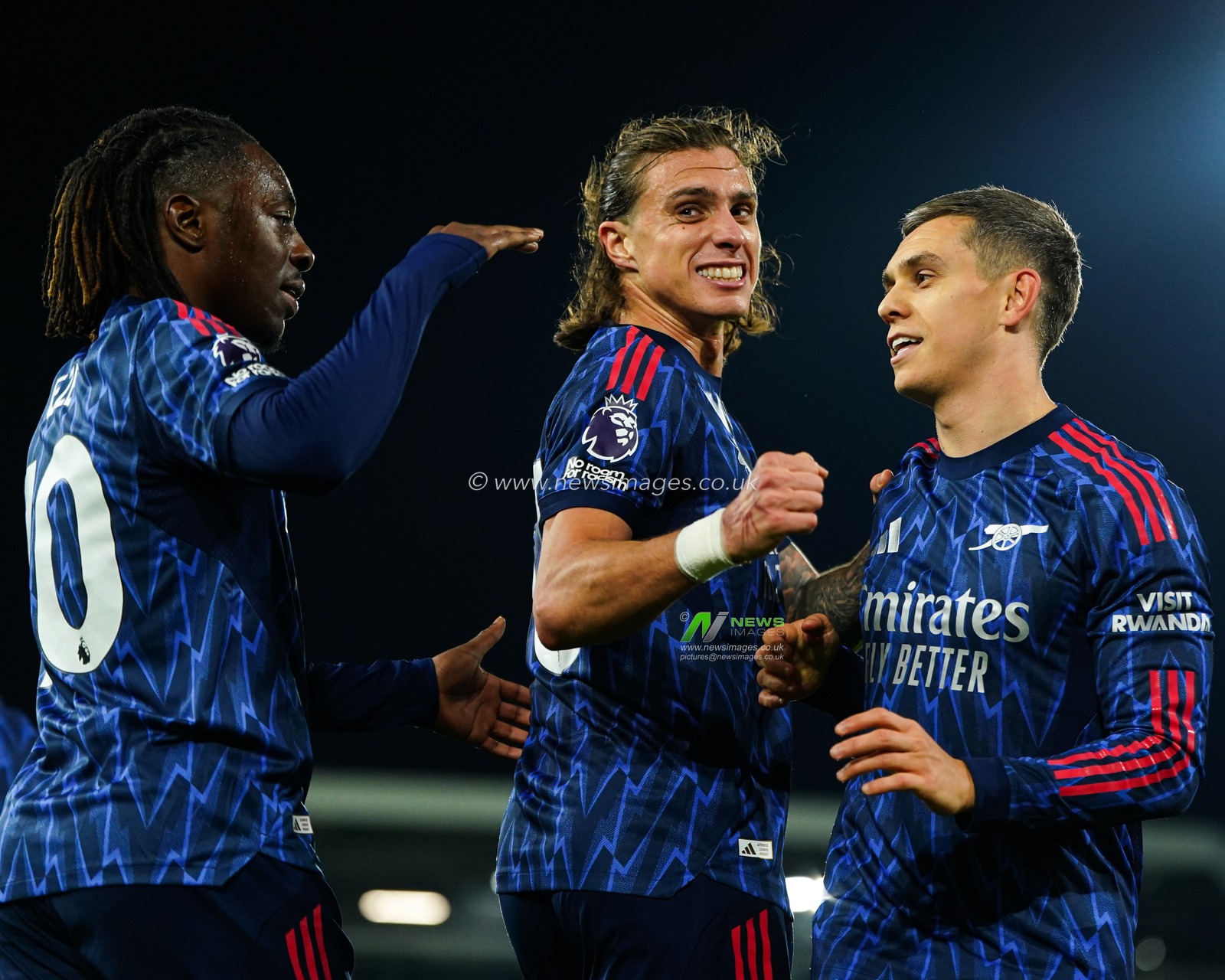 Leandro Trossard of Arsenal,Riccardo Calafiori of Arsenal and Eberechi Eze of Arsenal celebrate 0-1 lead from Trossard during the Premier League match Fulham vs Arsenal at Craven Cottage, London, United Kingdom, 18th October 2025

(Photo by Harvey Murphy/News Images)