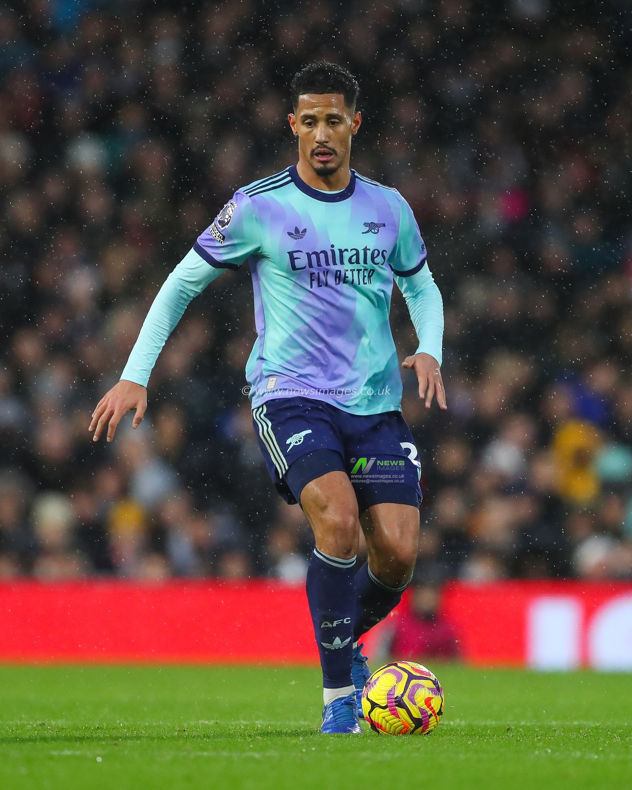 William Saliba of Arsenal makes a break with the ball during the Premier League match Fulham vs Arsenal at Craven Cottage, London, United Kingdom, 8th December 2024

(Photo by Gareth Evans/News Images)