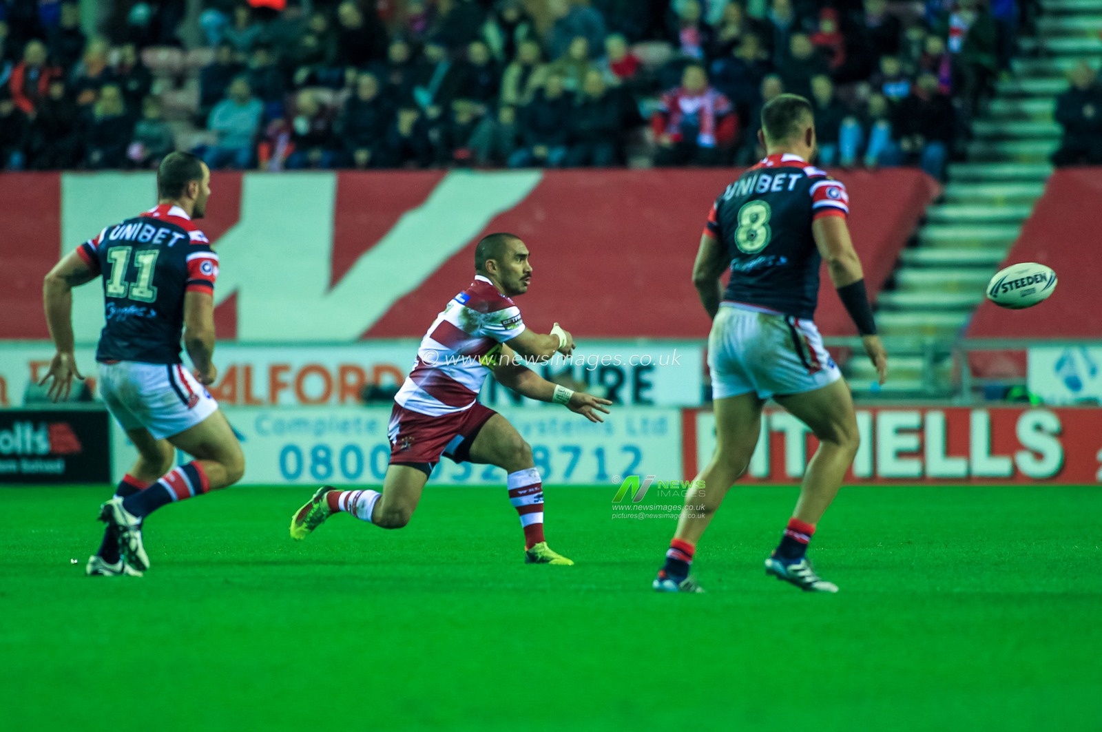 17th February  2019 , DW Stadium, Wigan, England;  Betfred World Club Challenge, Wigan Warriors vs Sydney Roosters ; Thomas Leuluai of Wigan Warriors passes out wide

Credit: Craig Milner/News Images