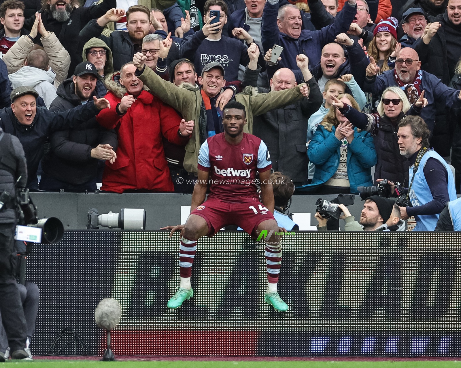 Mohammed Kudus of West Ham United celebrates his goal to make it 2-0 during the Premier League match West Ham United vs Manchester United at London Stadium, London, United Kingdom, 23rd December 2023

(Photo by Mark Cosgrove/News Images)