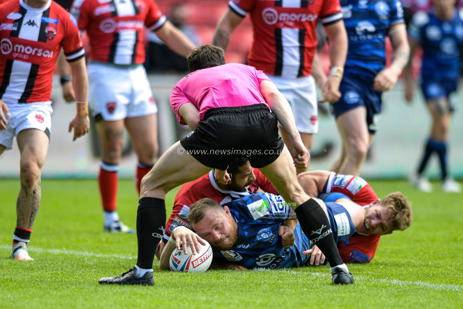 Brad Singleton (8) of Wigan Warriors goes over for a try to make it 16-14