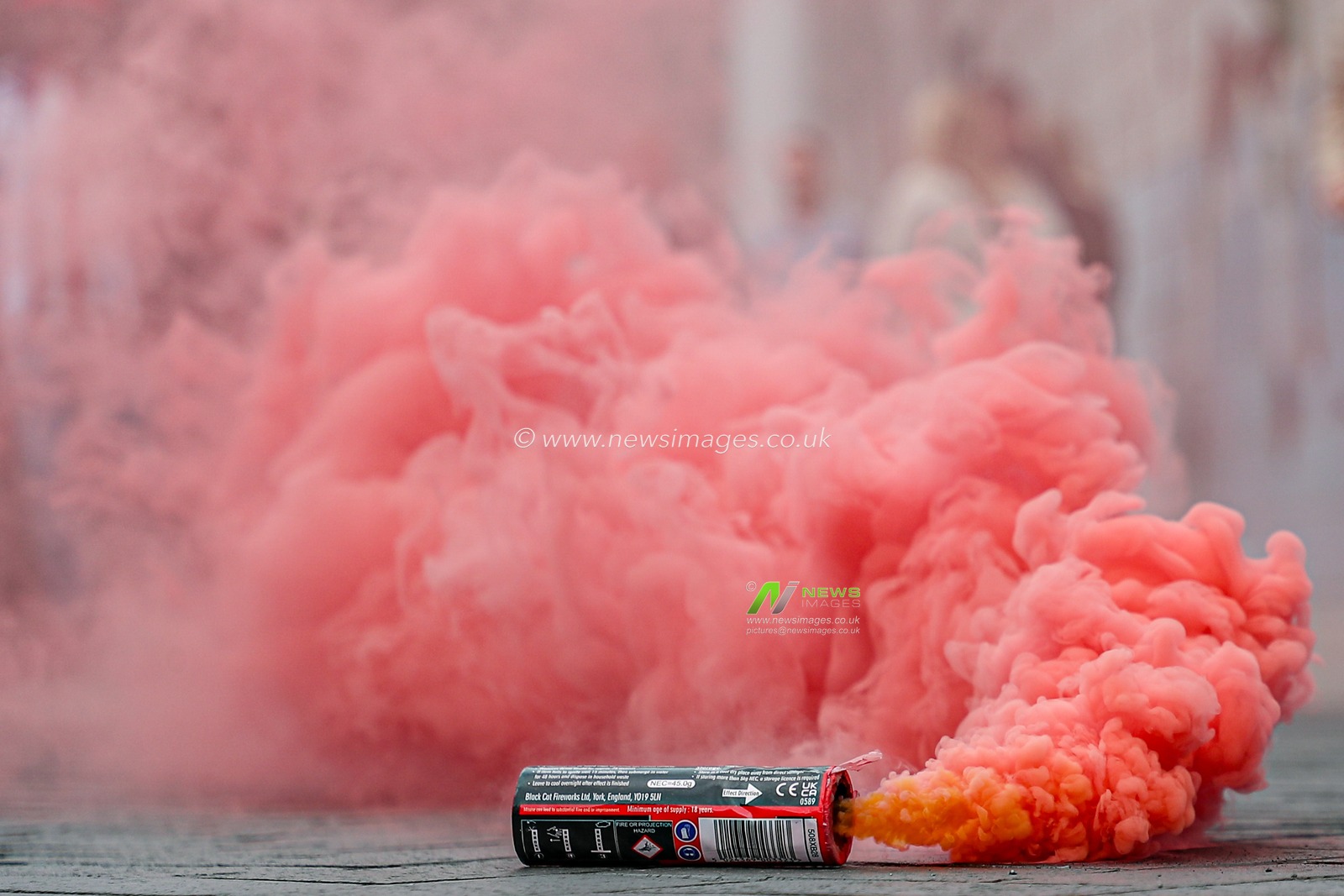 Red flare ahead of the Sky Bet Championship Playoff Final match Sheffield United vs Sunderland at Wembley Stadium, London, United Kingdom, 24th May 2025

(Photo by Izzy Poles/News Images)