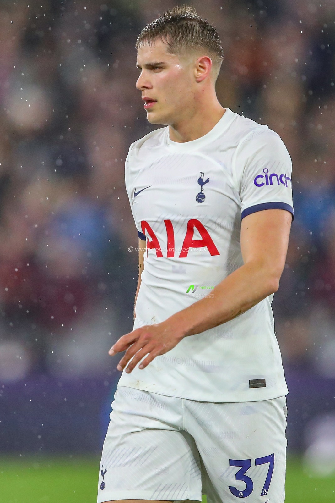 Micky van de Ven of Tottenham Hotspur during the Premier League match West Ham United vs Tottenham Hotspur at London Stadium, London, United Kingdom, 2nd April 2024

(Photo by Gareth Evans/News Images)