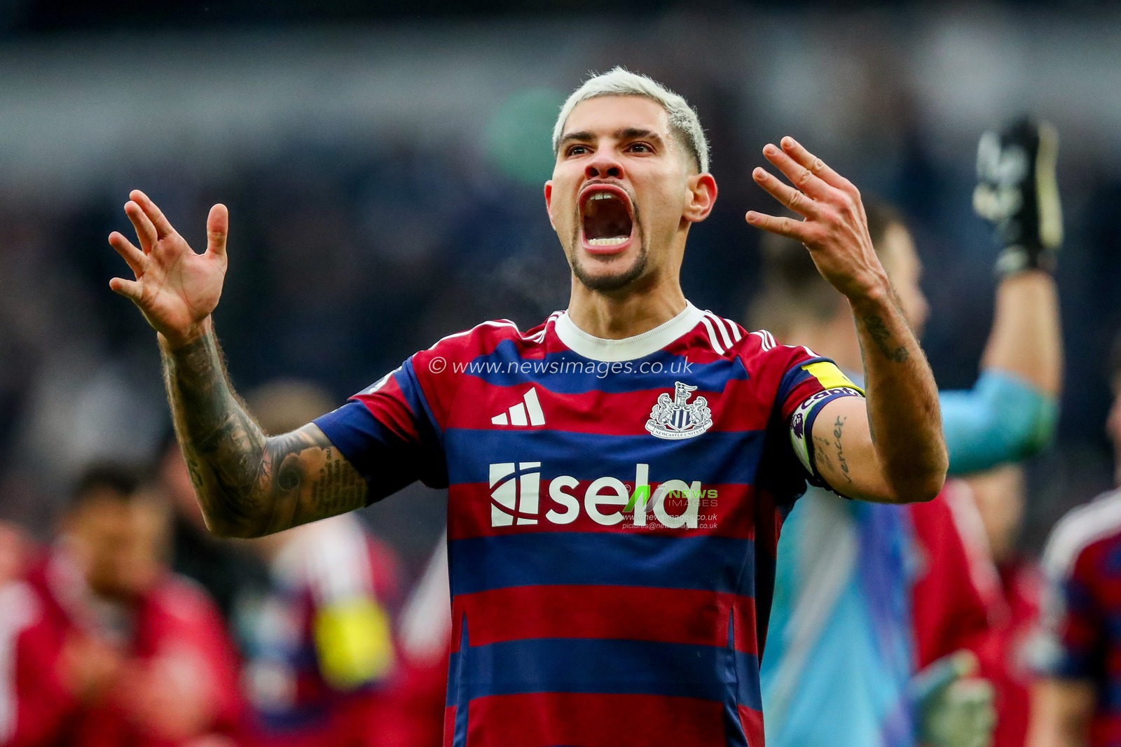 Bruno Guimaraes of Newcastle United celebrates with fans after the teams victory following the Premier League match Tottenham Hotspur vs Newcastle United at Tottenham Hotspur Stadium, London, United Kingdom, 4th January 2025

(Photo by Izzy Poles/News Images)