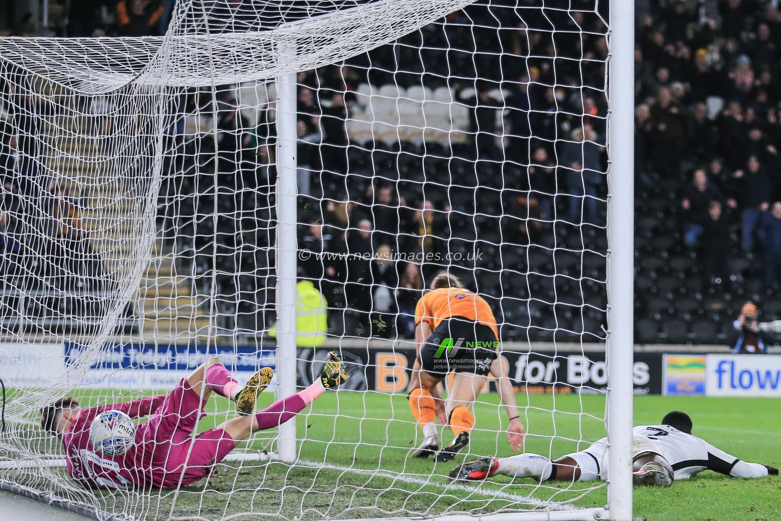14th February 2020, KC Stadium, Kingston upon Hull, England; Sky Bet Championship, Hull City v Swansea City : Tom Eaves (9) of Hull City scores to make it 4-4 despite the efforts of Freddie Woodman (27) of Swansea City