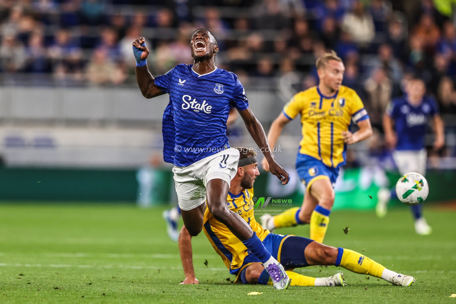 Thierno Barry of Everton is tackled by Baily Cargill of Mansfield Town during the Carabao Cup match Everton vs Mansfield Town at Hill Dickinson Stadium, Liverpool, United Kingdom, 27th August 2025

(Photo by Alfie Cosgrove/News Images)