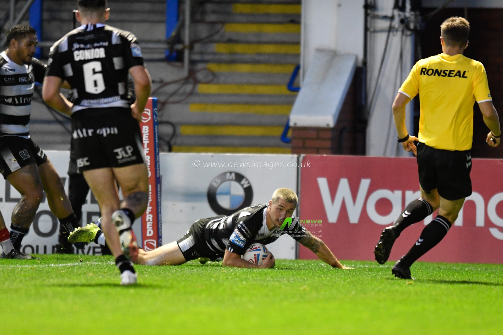 Jamie Shaul (1) of Hull FC goes over for a try to make it 16 - 22
