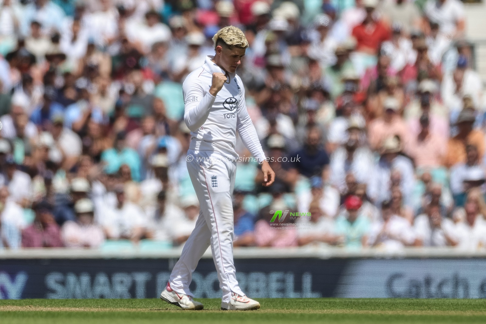 Jacob Bethell of England celebrates the wicket of Kyle Jamieson of New Zealand during the 2nd Rothesay Test Match Day 2 match England vs New Zealand at The Kia Oval, London, United Kingdom on 18 June 2026

(Photo by Mark Cosgrove/News Images)