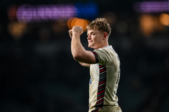 Fin Smith of England salutes the fans at the end of the 2025 Guinness 6 Nations match England vs France at Allianz Stadium,, Twickenham, United Kingdom, 8th February 2025

(Photo by Craig Thomas/News Images)
