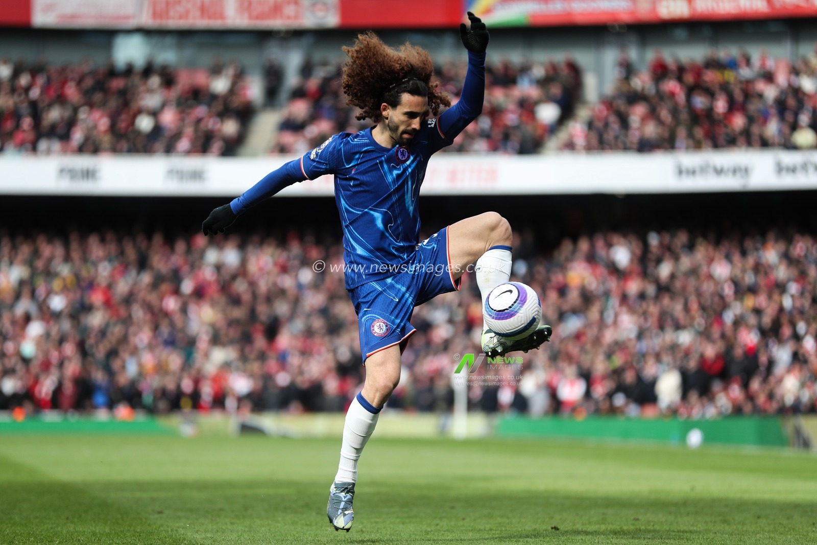 Marc Cucurella of Chelsea controls the ball during the Premier League match Arsenal vs Chelsea at Emirates Stadium, London, United Kingdom, 16th March 2025

(Photo by Izzy Poles/News Images)