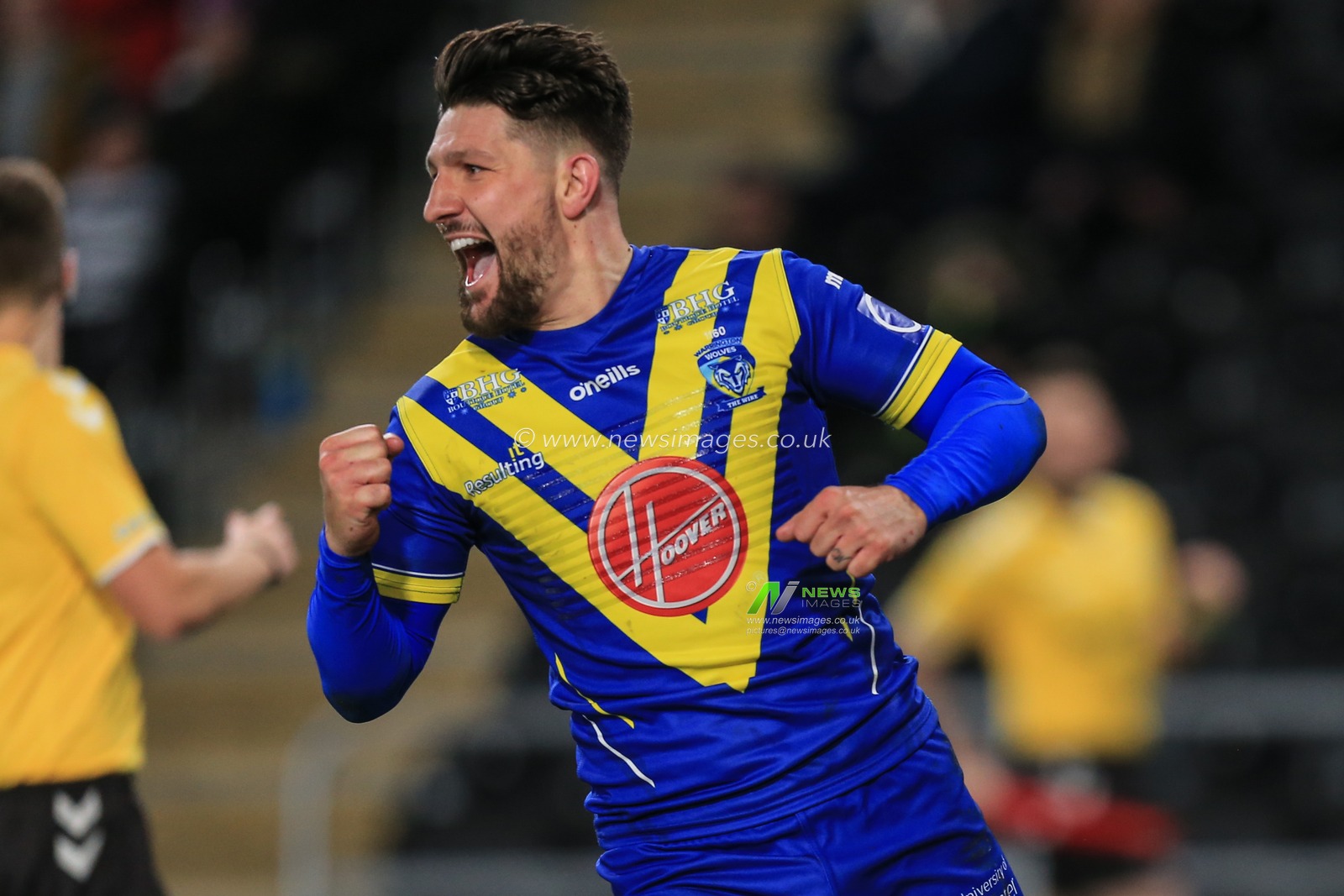 12th March 2020, KCOM Stadium, Hull, England; Betfred Super League, Hull FC v Warrington Wolves : Gareth Widdop (7) of Warrington Wolves celebrates his try