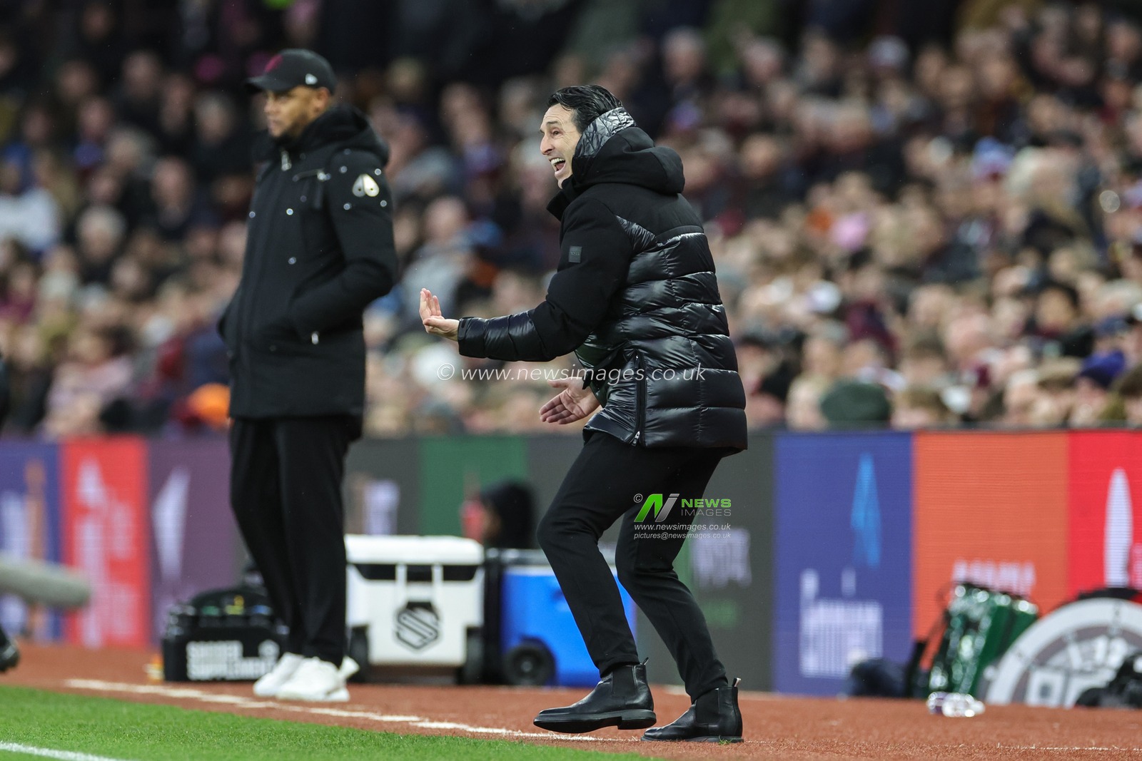 Unai Emery manager of Aston Villa gives his team instructions during the Premier League match Aston Villa vs Burnley at Villa Park, Birmingham, United Kingdom, 30th December 2023

(Photo by Mark Cosgrove/News Images)