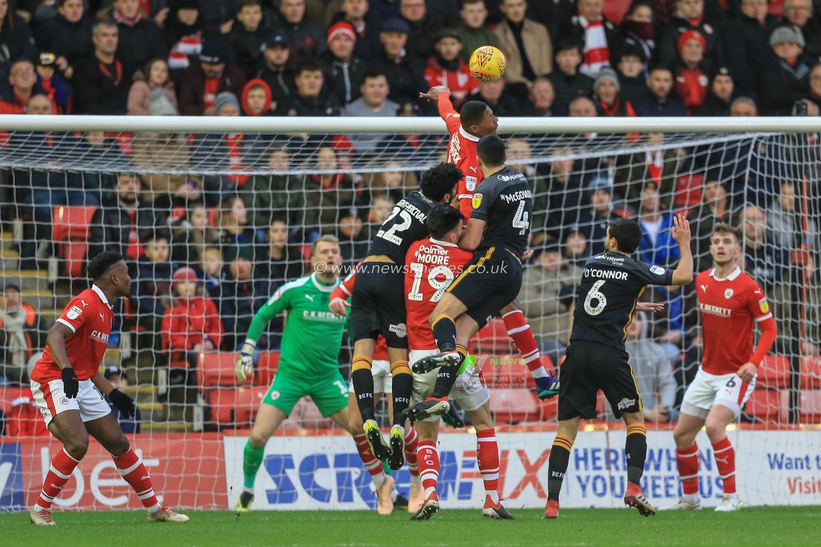 12th January 2019, Oakwell, Barnsley, England; Sky Bet League One, Barnsley vs Bradford City ; Ethan Pinnock (05) of Barnsley heads the ball out for a corner


Credit: Mark Cosgrove/News Images

English Football League images are subject to DataCo Licence