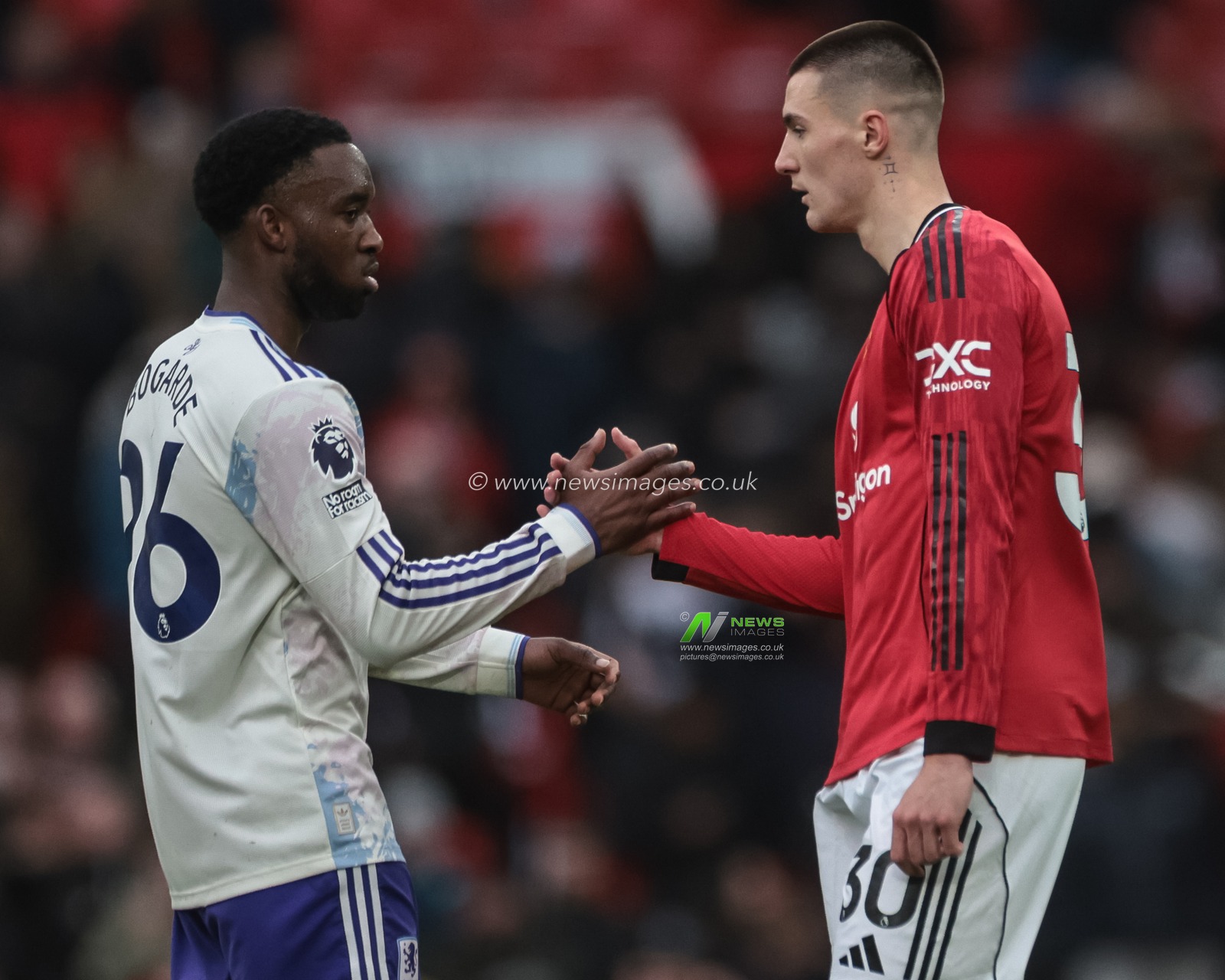 Lamare Bogarde of Aston Villa and Benjamin Sesko of Manchester United shake hands during the Premier League match Manchester United vs Aston Villa at Old Trafford, Manchester, United Kingdom on 15 March 2026

(Photo by Mark Cosgrove/News Images)