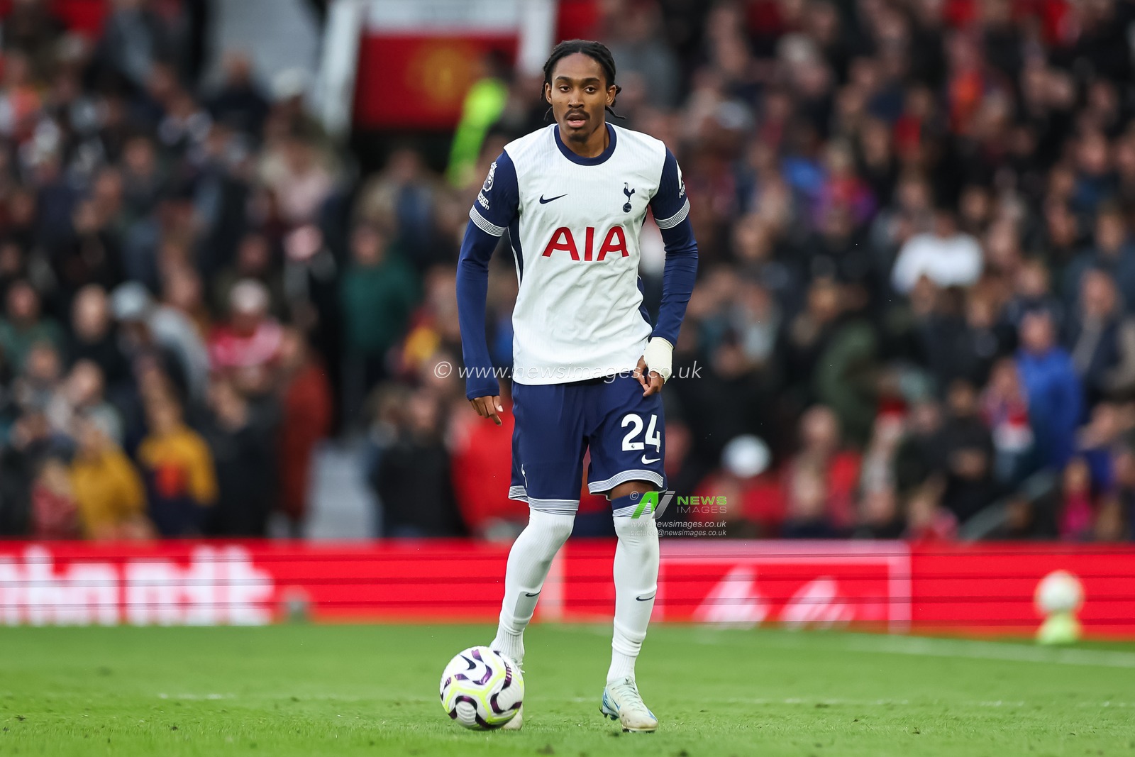 Djed Spence of Tottenham Hotspur makes a break with the ball  during the Premier League match Manchester United vs Tottenham Hotspur at Old Trafford, Manchester, United Kingdom, 29th September 2024

(Photo by Mark Cosgrove/News Images)