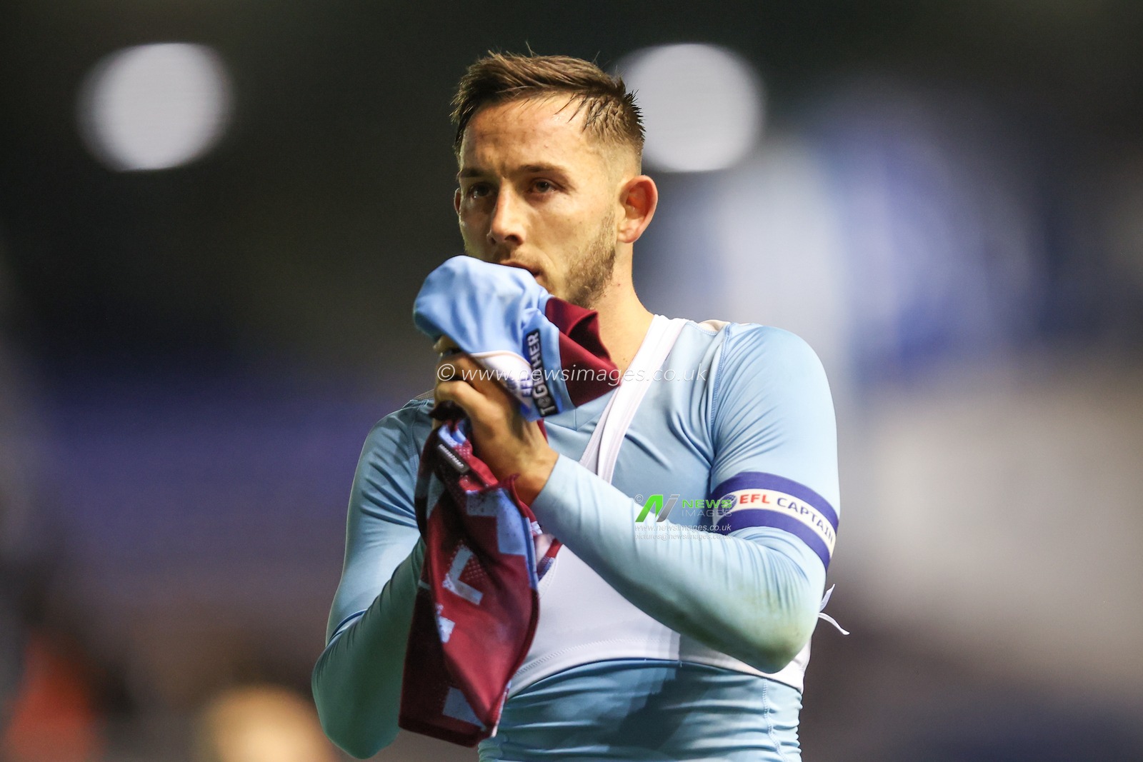 Josh Brownhill #8 of Burnley during the Sky Bet Championship match Birmingham City vs Burnley at St Andrews, Birmingham, United Kingdom, 19th October 2022

(Photo by Simon Bissett/News Images)