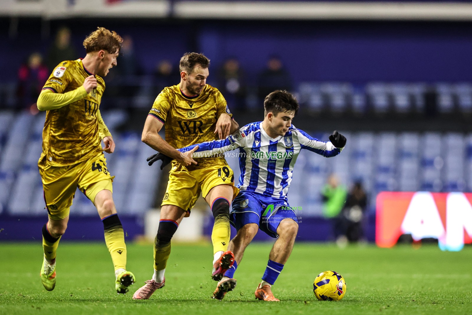 Harry Amass of Sheffield Wednesday and Ryan Hedges of Blackburn Rovers battle for the ball during the Sky Bet Championship match Sheffield Wednesday vs Blackburn Rovers at Hillsborough, Sheffield, United Kingdom, 29th December 2025

(Photo by Alfie Cosgrove/News Images)

*** GER AUT SUI OUT ***