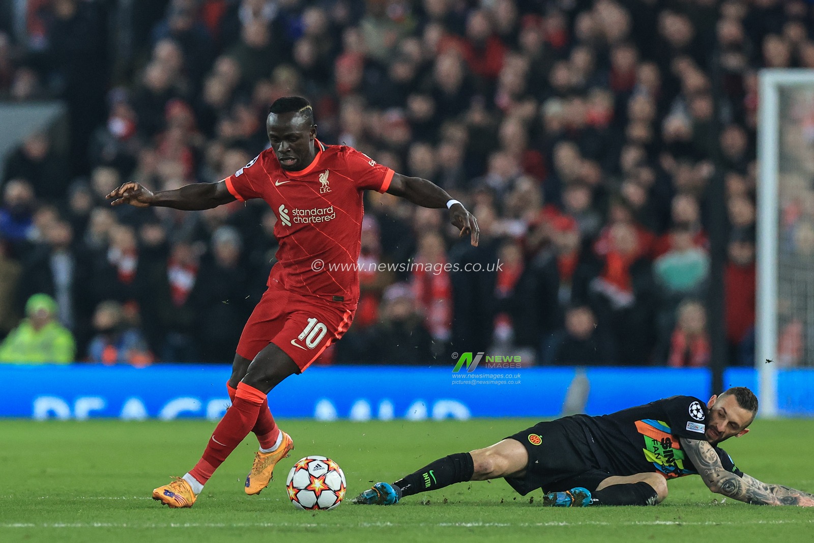 Sadio Mane #10 of Liverpool breaks away