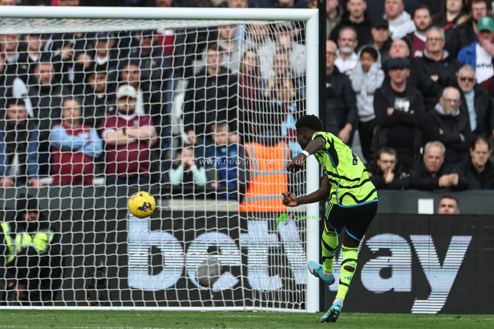 Bukayo Saka of Arsenal scores a penalty to make it 0-2 during the Premier League match West Ham United vs Arsenal at London Stadium, London, United Kingdom, 11th February 2024

(Photo by Mark Cosgrove/News Images)