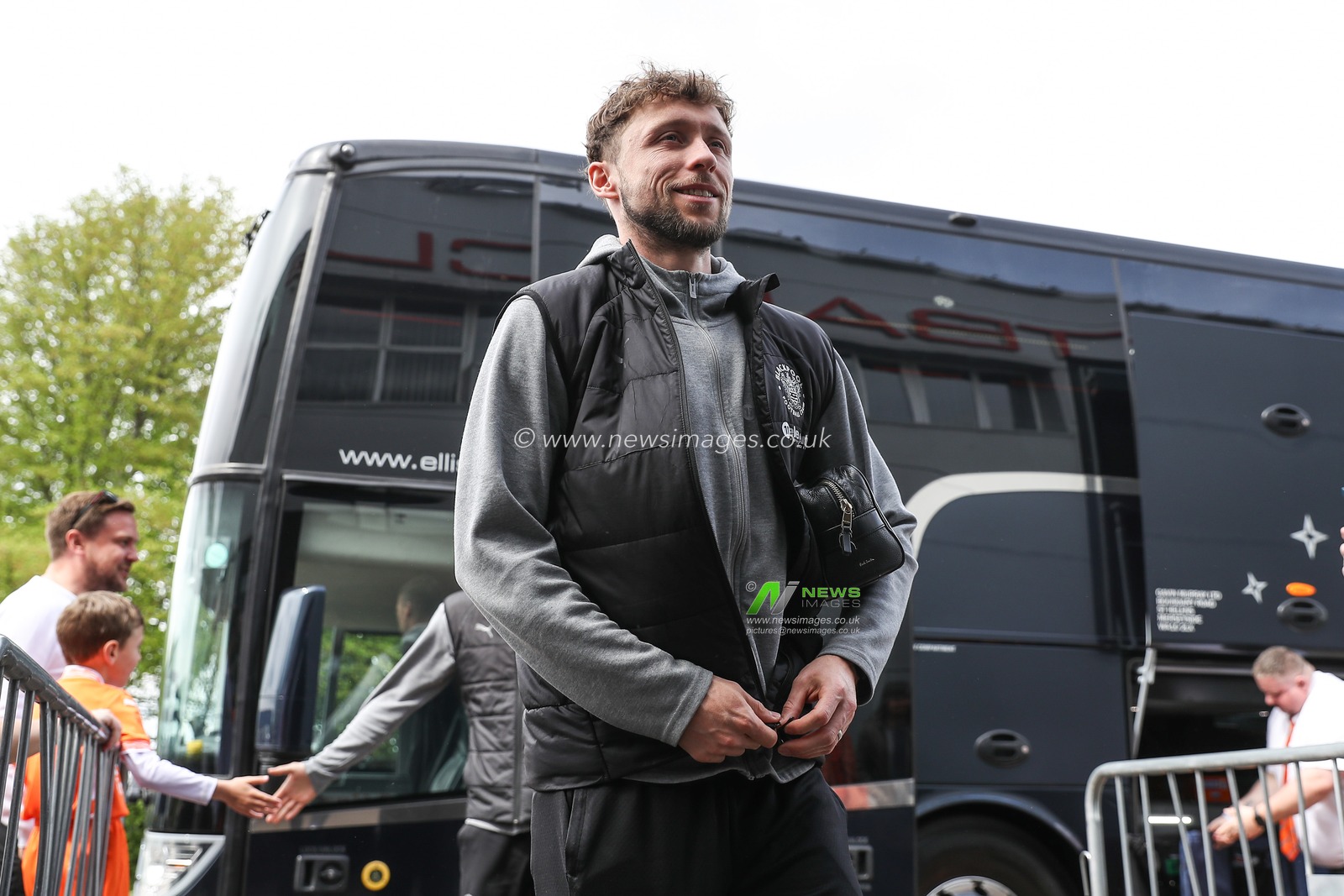 Matthew Pennington of Blackpool arrives ahead of the Sky Bet League 1 match Stevenage vs Blackpool at Lamex Stadium, Stevenage, United Kingdom, 18th April 2025

(Photo by Gareth Evans/News Images)