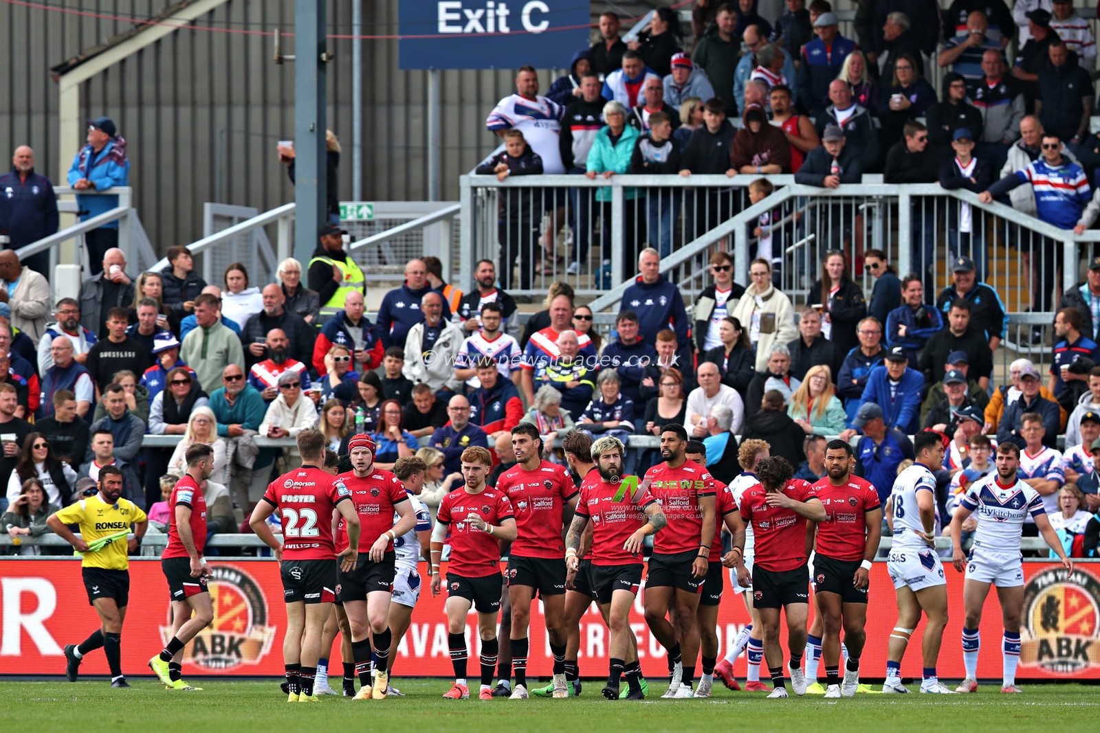 Salford celebrate their first try scored by Jonny Vaughan of Salford Red Devils during the Betfred Super League match Wakefield Trinity vs Salford Red Devils at DIY Kitchens Stadium, Wakefield, United Kingdom, 25th May 2025

(Photo by Sam Eaden/News Images)
