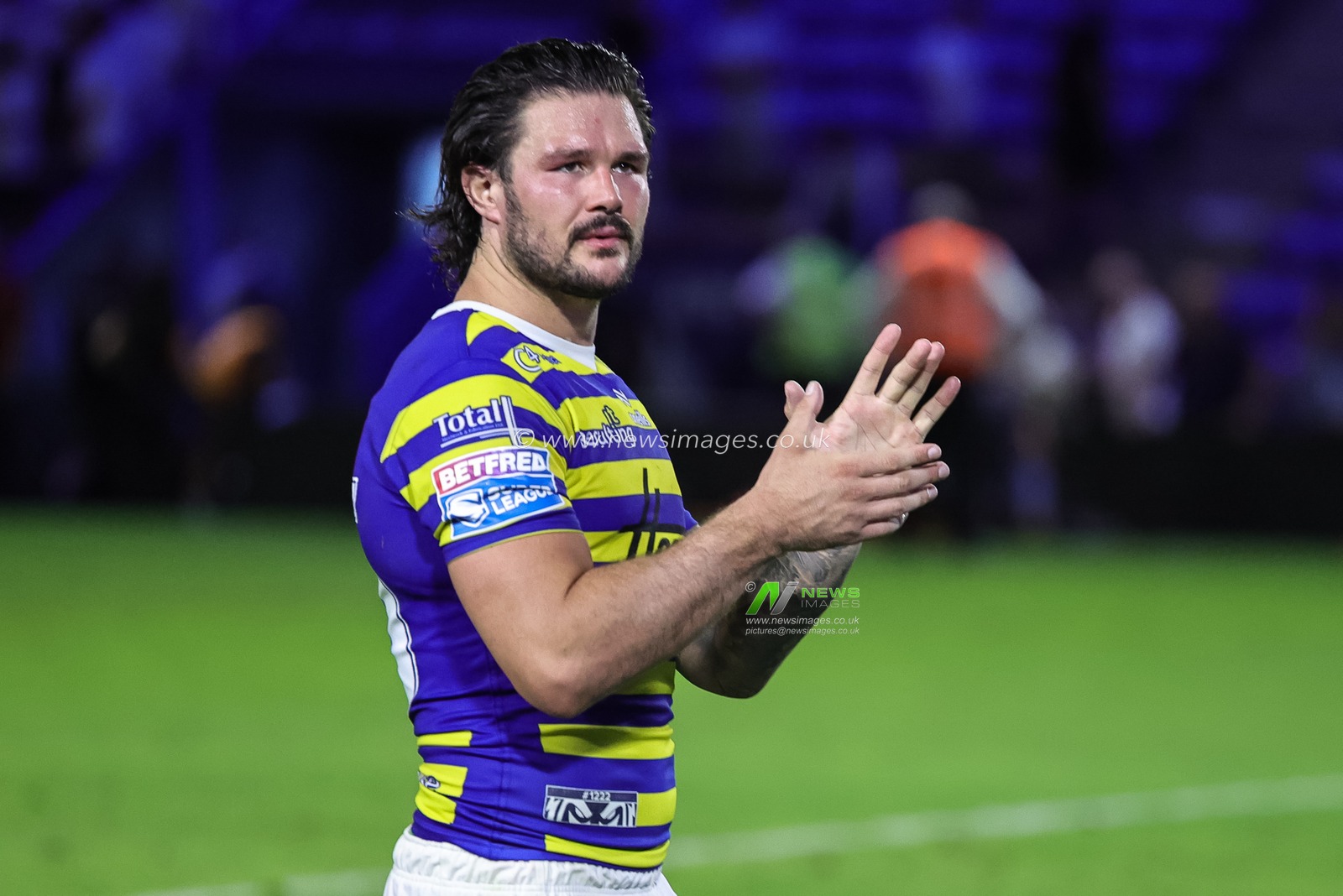 James Bentley of Warrington Wolves applauds the fans during the Betfred Super League round 23 match Warrington Wolves vs York Knights at The Halliwell Jones Stadium, Warrington, United Kingdom on 13 August 2026

(Photo by Mark Cosgrove/News Images)