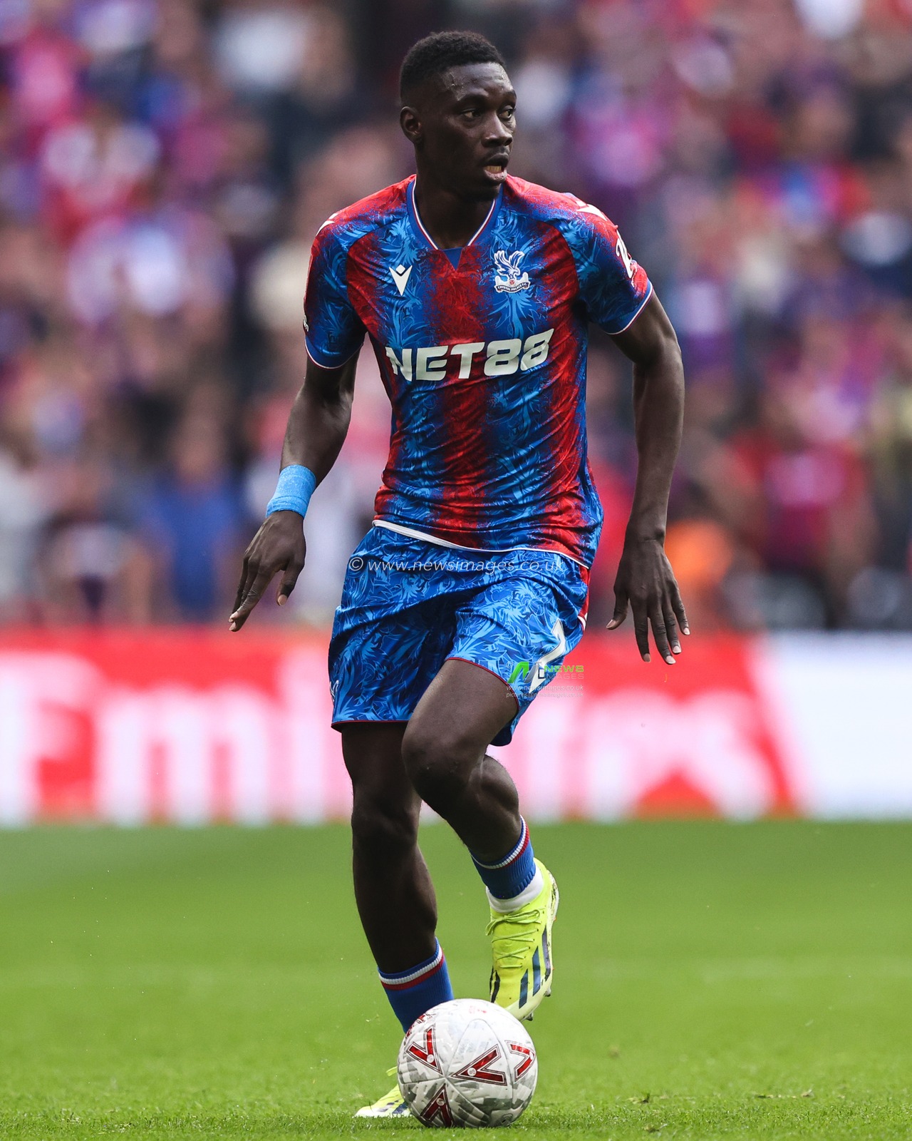 IsmaÃ¯la Sarr of Crystal Palace goes forward with the ball during the Emirates FA Cup Semi-Final match Crystal Palace vs Aston Villa at Wembley Stadium, London, United Kingdom, 26th April 2025

(Photo by Alfie Cosgrove/News Images)