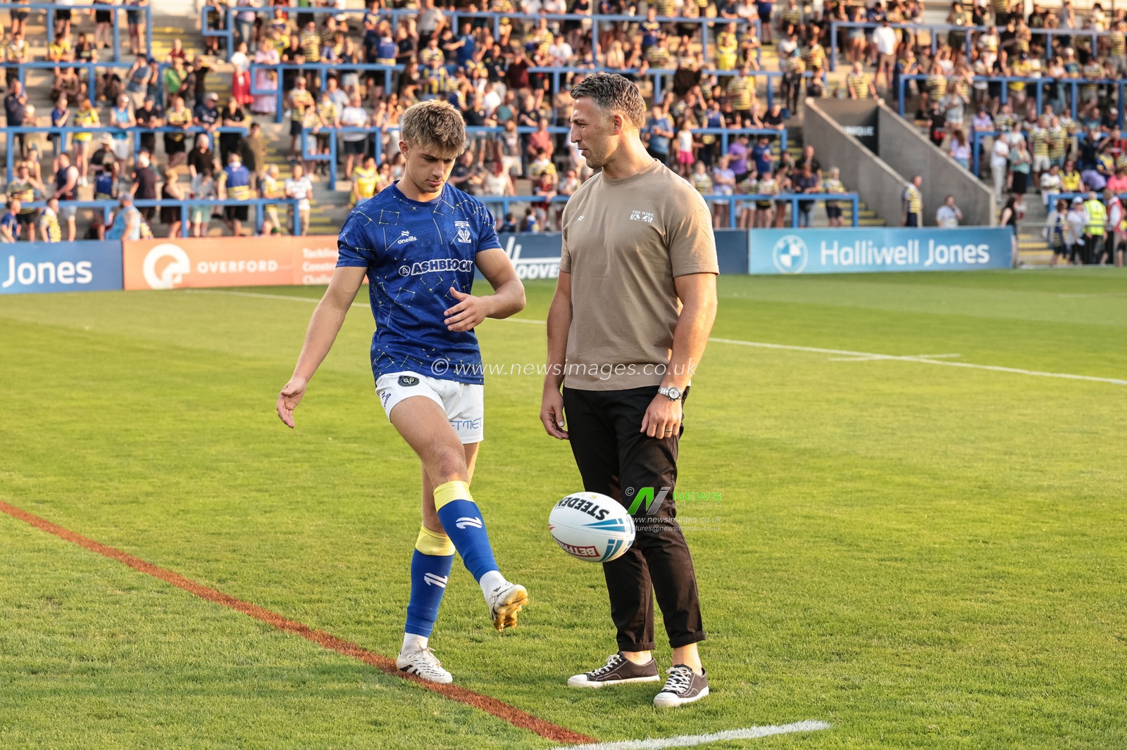 Ewan Irwin of Warrington Wolves and Sam Burgess head coach of Warrington Wolves in the pre-game warm up during the Betfred Super League round 23 match Warrington Wolves vs York Knights at The Halliwell Jones Stadium, Warrington, United Kingdom on 13 August 2026

(Photo by Mark Cosgrove/News Images)
