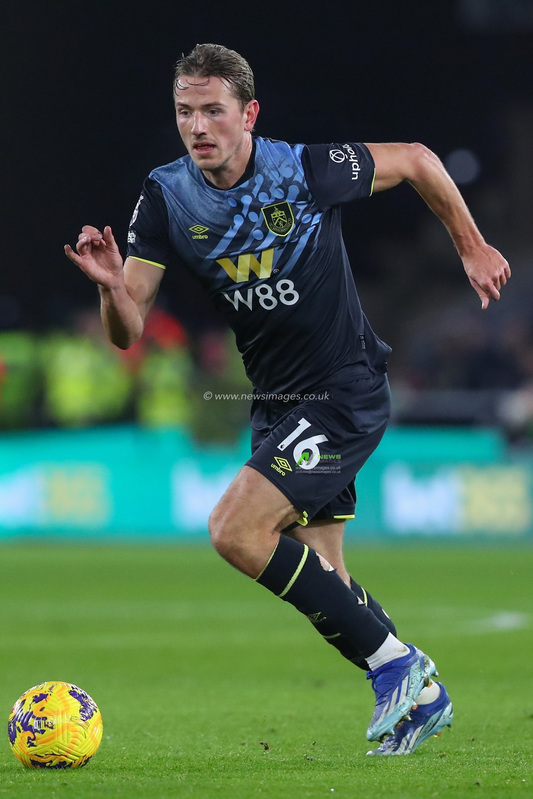 Sander Berge #16 of Burnley in action during the Premier League match Wolverhampton Wanderers vs Burnley at Molineux, Wolverhampton, United Kingdom, 5th December 2023

(Photo by Gareth Evans/News Images)