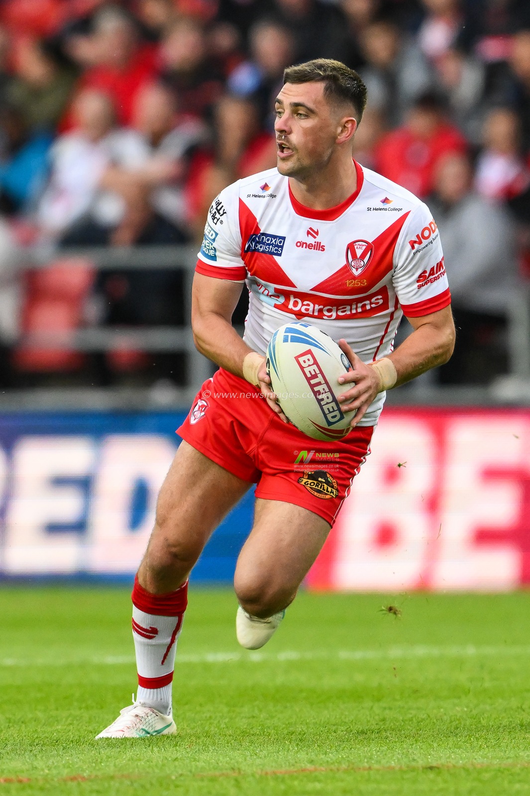 Lewis Dodd of St. Helens makes a break during the Betfred Super League Round 16 match St Helens vs Castleford Tigers at Totally Wicked Stadium, St Helens, United Kingdom, 5th July 2024

(Photo by Craig Thomas/News Images)