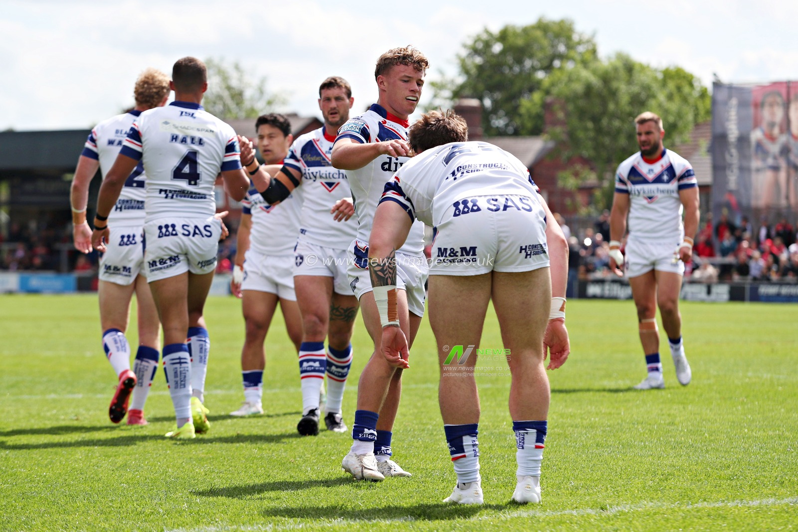 Wakefield celebrate their first try scored by Max Jowitt of Wakefield Trinity during the Betfred Super League match Wakefield Trinity vs Salford Red Devils at DIY Kitchens Stadium, Wakefield, United Kingdom, 25th May 2025

(Photo by Sam Eaden/News Images)