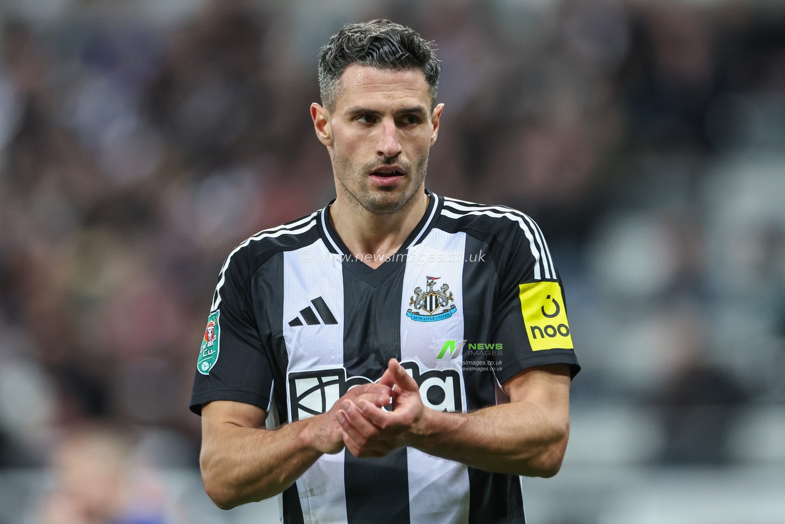 Fabian SchÃ¤r of Newcastle United applauds Nick Pope of Newcastle United after making a save during the Carabao Cup Last 16 match Newcastle United vs Chelsea at St. James's Park, Newcastle, United Kingdom, 30th October 2024

(Photo by Mark Cosgrove/News Images)